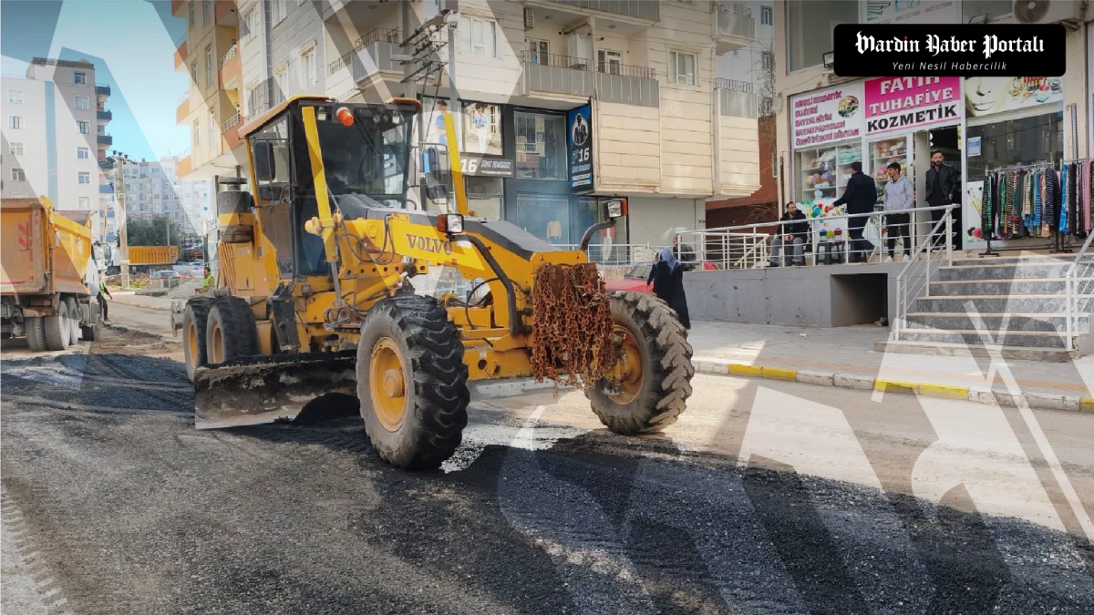 Mardin B&uuml;y&uuml;kşehir Belediyesi Sıcak Havayı Sıcak Asfaltla Pekiştirdi