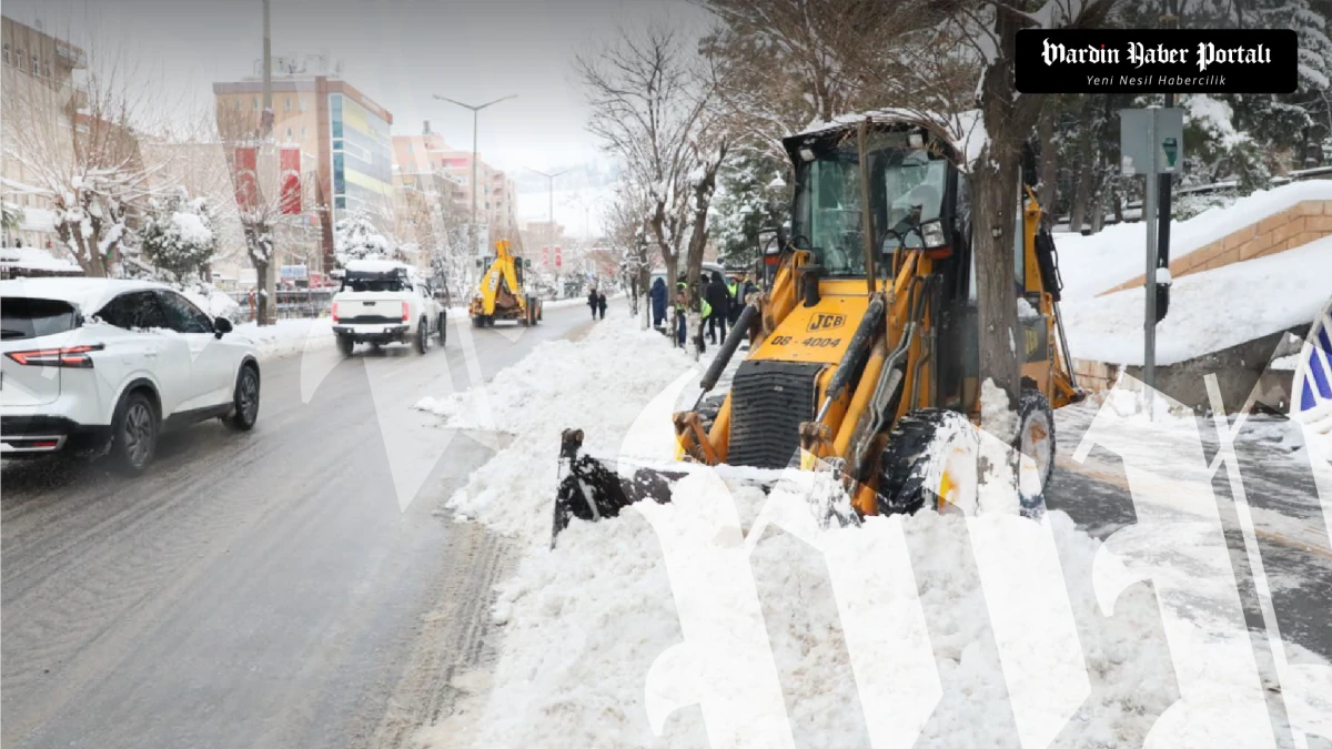 Mardin B&uuml;y&uuml;kşehir Belediyesi&rsquo;nden Kar Mesaisi: 10 İl&ccedil;ede &Ccedil;alışmalar S&uuml;r&uuml;yor