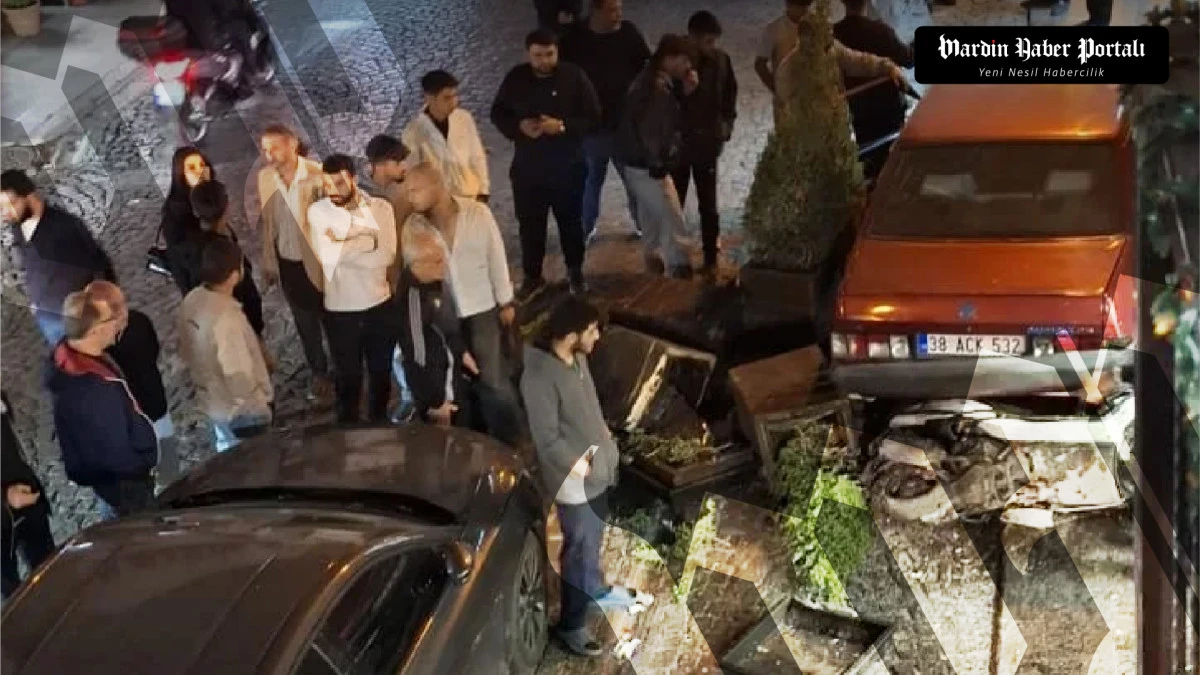 Mardin&rsquo;in Tarihi 1. Caddesi&rsquo;nde Otomobil Kaldırıma &Ccedil;ıktı